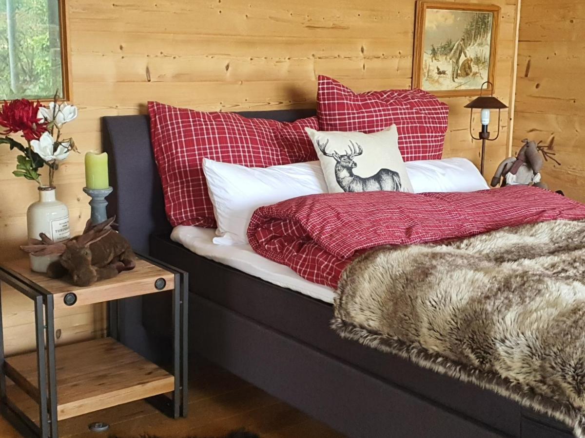 River Mosel Holiday Homes, Meerfeld Studio With A Lake View Екстериор снимка